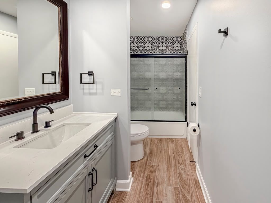 Baño terminado con tocador de cuarzo y tina