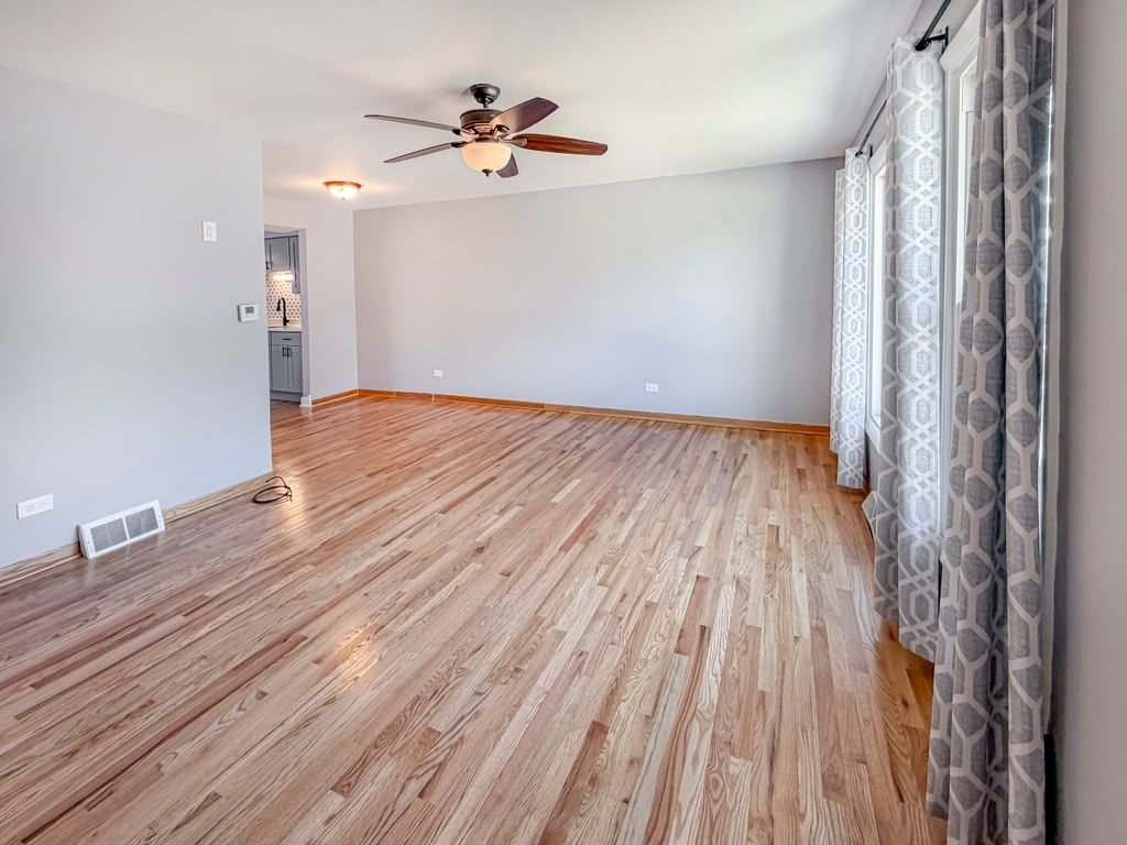 Sala terminada con pisos de madera restaurados