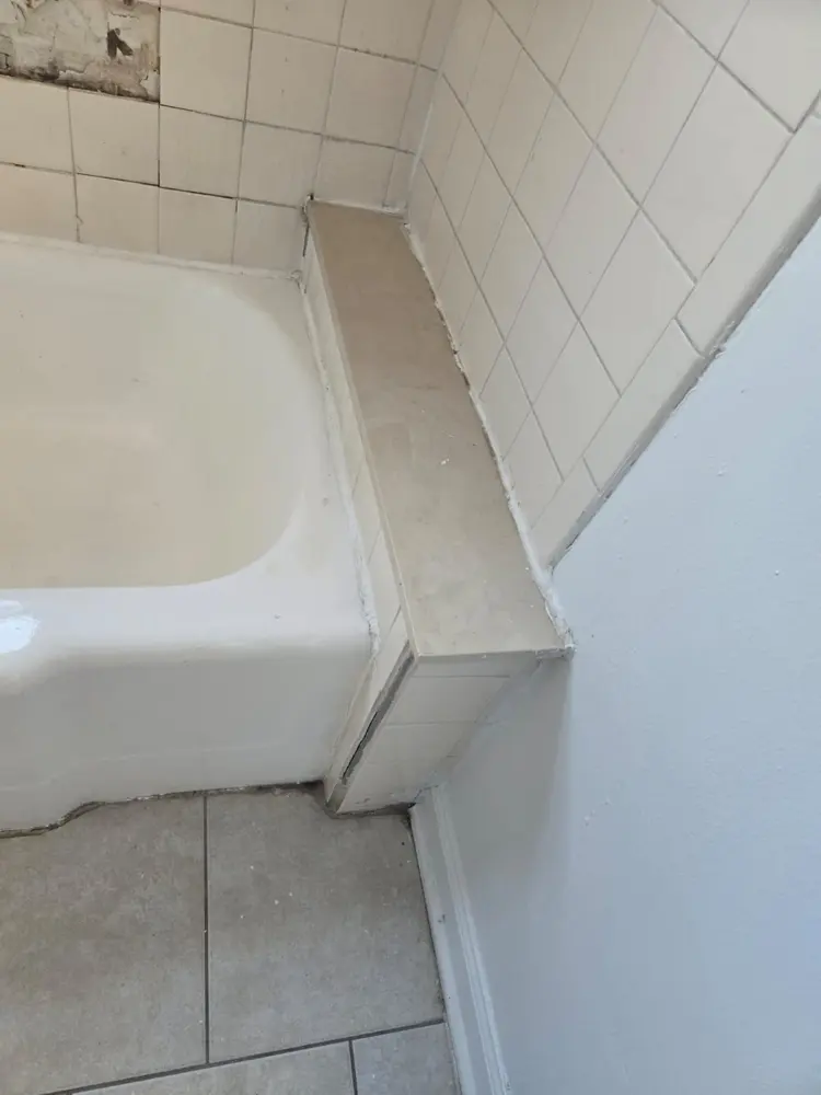 Tina y pared con azulejo en un baño durante una remodelación