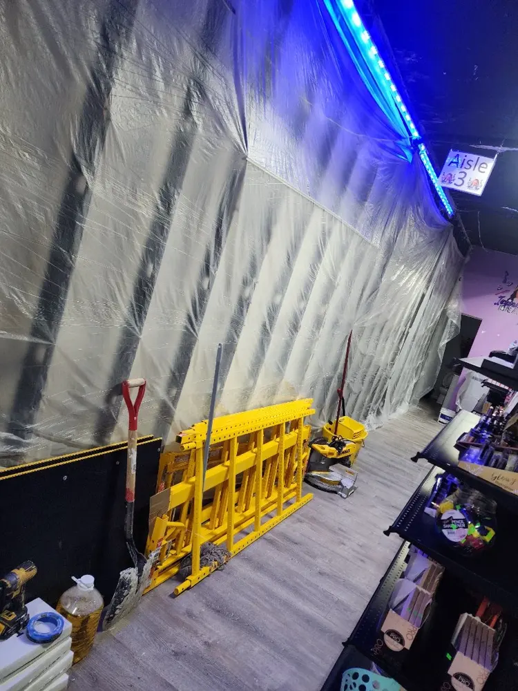 Espacio interior cubierto con plástico antes de la demolición